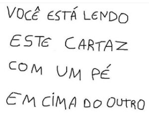 É sério que você está lendo este cartaz com um pé em cima do outro